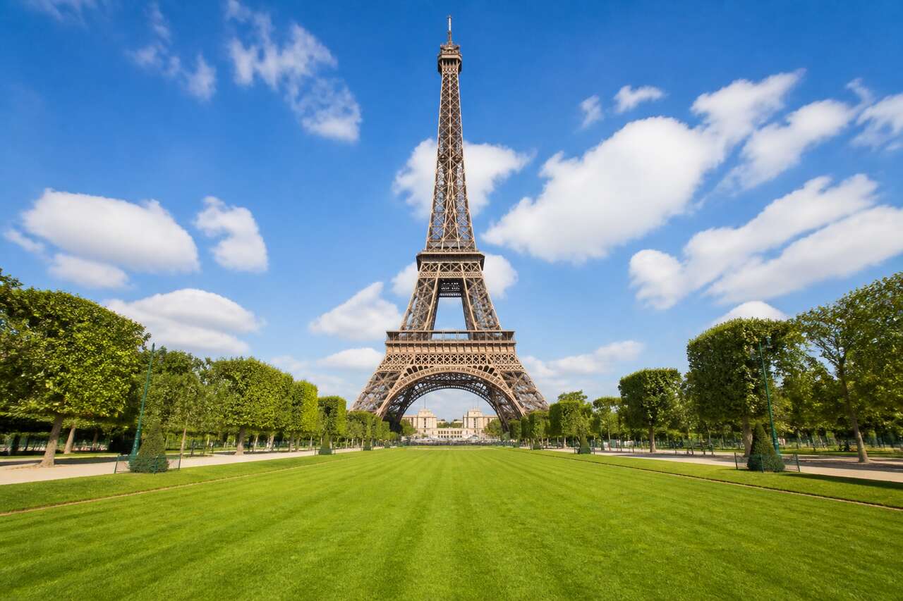 Faire un détourage propre de la personne à enlever Faire un détourage propre de la personne à enlever